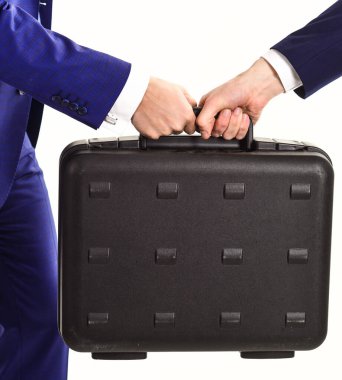 Erkek eller takas için evrak çantası taşır. Başarılı iş anlaşması kavramı