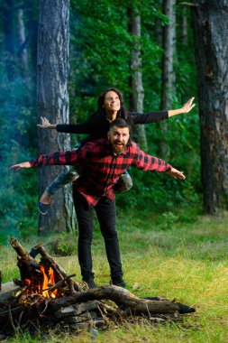 Aşık çift eğleniyor, özgürlüğün tadını çıkarıyor..