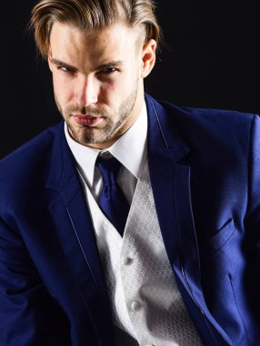 Genç ve başarılı bir kavram. Klasik takım elbiseli ciddi bir adam.