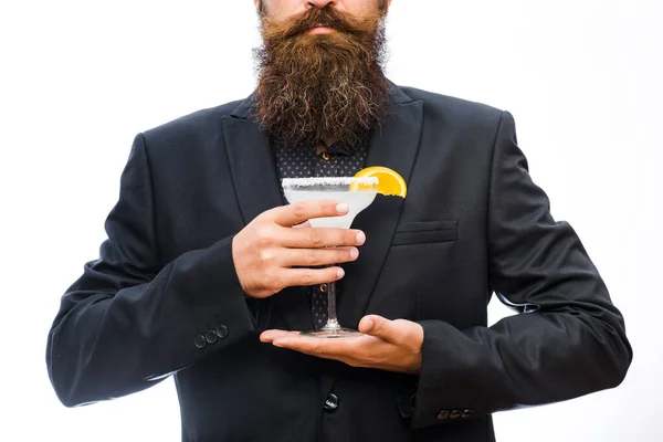 Hipster bereidde een cocktail. Man houdt glas, heerlijke cocktail met sinaasappel, — Stockfoto
