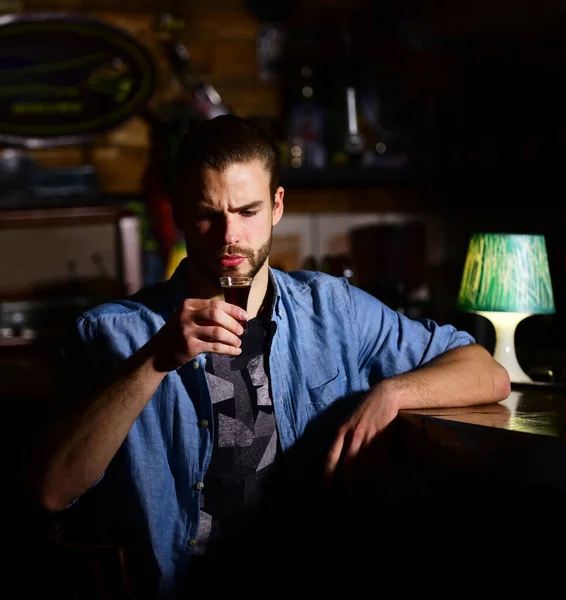 Egy fickó a bárpultnál iszik egy pohár italt vagy likőrt.. — Stock Fotó