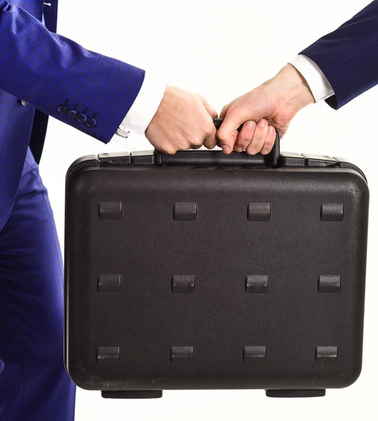 Männliche Hände tragen Aktentaschen zum Austausch. Erfolgreiches Geschäftskonzept — Stockfoto