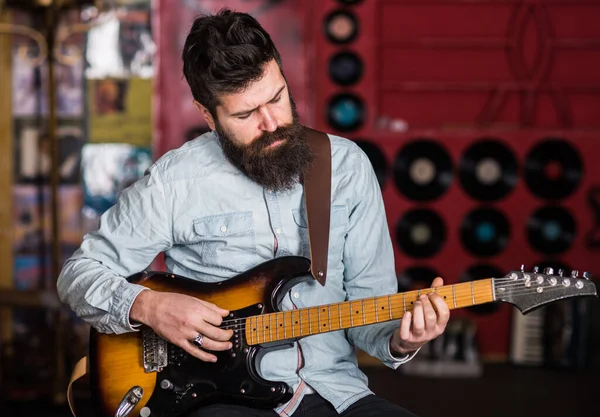 Músico com barba tocar guitarra elétrica instrumento musical . — Fotografia de Stock