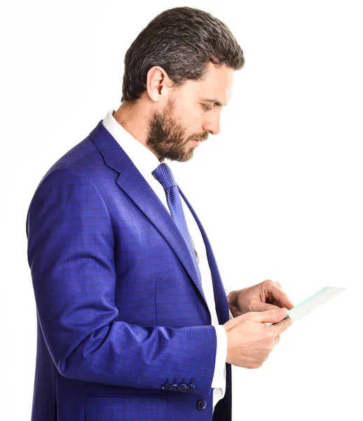 Mann mit Bart in offizieller Kleidung hält Pad oder Tablet in der Hand — Stockfoto