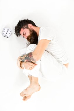Sakallı ve bıyıklı adam derin uykuda, beyaz arkaplan.