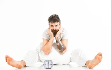 Sıkıcı ya da bitkin yüzlü pijamalı bir adam.,