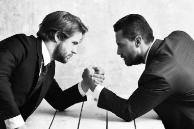 İş adamlarına muhalefet, bilek güreşi ve güç, iş durumu