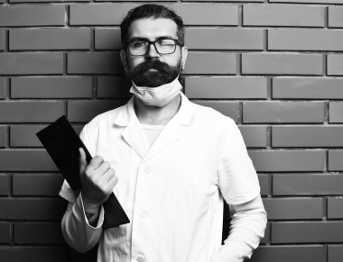 Kaba sakallı Kafkas doktor ya da lisansüstü öğrencisi