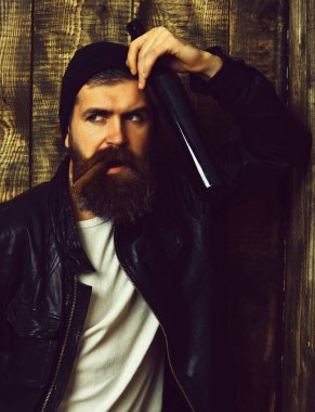 Sakallı, Kafkas hippisi elinde şişe, puro içiyor.