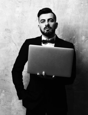 İşteki emlakçı: sakallı ve ciddi yüzlü iş adamı