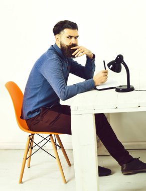 Sakallı, vahşi, beyaz, bıyıklı, ciddi bir hippi.