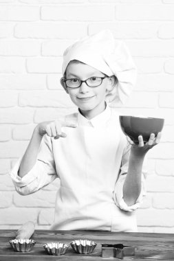 gülümseyen çocuk tuğla duvarda aşçı şefi