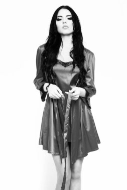 Beyaz üzerinde pembe ipek bornoz giyen seksi kız.