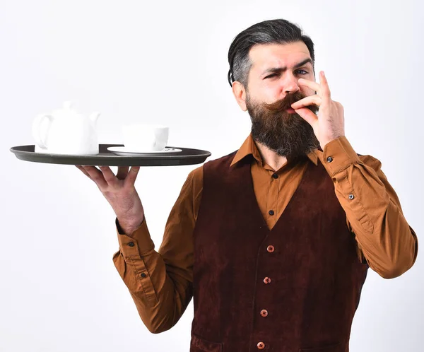 Cameriere con tazza di tè bianco e pentola su vassoio. — Foto Stock