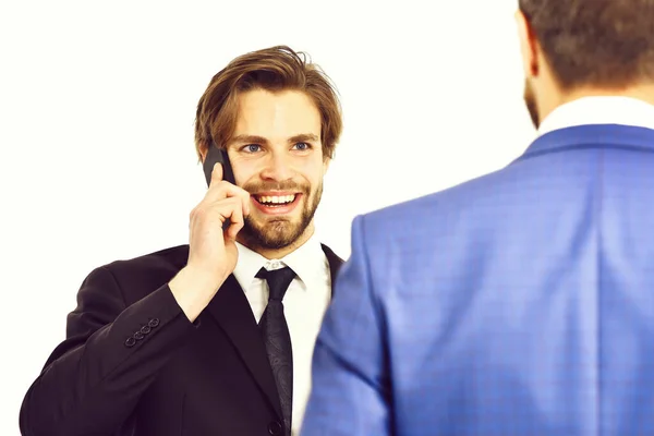 Άνδρες ή ευχαριστημένοι επιχειρηματίες μιλώντας στο κινητό τηλέφωνο — Φωτογραφία Αρχείου