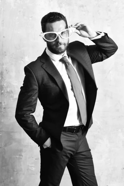 Podnikatel v elegantní modré obleku pózuje s retro bílé brýle — Stock fotografie