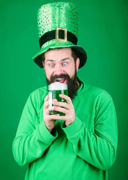 Alkoholhaltig dryck. Låt oss starta patricks party. Irländsk tradition. En brutal skäggig hipster dricker öl. Irländsk pub. Dricker öl del firande. Fest och helgmeny. Färgat grönt traditionellt öl — Stockfoto