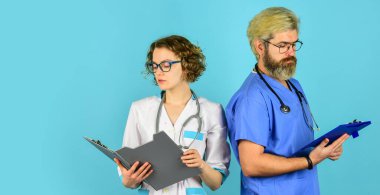 Daha uzun yaşa. Profesyonellerimize güvenin. Sağlık sektörü. Takım çalışması ve insan konsepti. Doktor ve hemşire. Başarılı tıp doktorları ekibi. Üniformalı insanlar mavi arka planda. Sağlık personeli