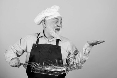 Piknik ve barbekü konsepti. Mangal konsepti. Barbekü ve füme yemek. Izgara yemek. Olgun sakallı şef ızgara ızgara ızgarası tutar. Lezzetli ve lezzetli. Sağlıklı beslenme şekli. Barbekü için mutfak aletleri
