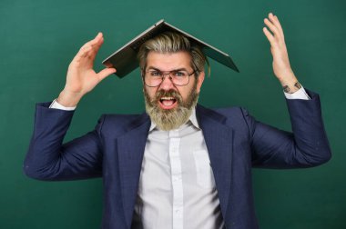 Evde eğitim. Çevrimiçi delilik. Geçerli doğru bilgileri sağlayın. Öğretmen dizüstü bilgisayarda internette sörf yapıyor. Kafasında sakallı adam bilgisayarı var. İlginç bir bilgi. Okulun cankurtaranı. Çok fazla bilgi