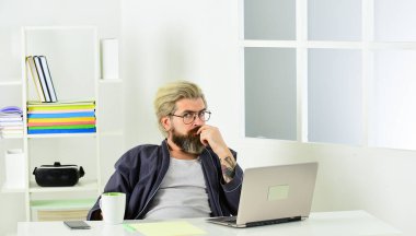 Projesine tutkuyla bağlıydı. Adam işi için araştırma yapıyor. İnternet alışveriş sitesine bakıyorum. Evde dinlenmek. Dizüstü bilgisayar kullanan ya da uygulamada çalışan bir adam. Yakışıklı adam evde dizüstü bilgisayar kullanıyor.