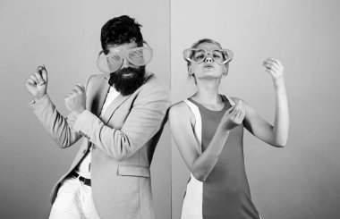 Keyfin yerinde. Rahatla ve eğlen. Şirket kültürü. Tatili kutluyoruz. Sakallı adam, güzel kadın parti gözlükleri kutluyor. Çiftler eğleniyor. Ofis partisi. Başarıyı kutluyoruz. Birlikte dans ediyoruz.