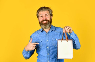 Alışverişkolik. Yetişkin bir hippi alışveriş çantası taşır. Siber pazartesi ya da kara cuma. Satın aldığınız için teşekkürler. Alışverişten sonra sakallı mutlu bir adam. En iyi satış ve indirim burada. Tatil hediyeleri