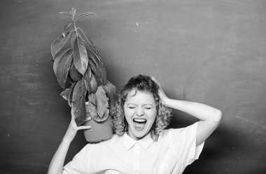 Biyoloji dersinde gözlüklü kadın öğretmen. Okul doğa dersi. Tahtada bitki yetiştiren kız öğrenci diye bağırıyordu. Bilgi ağacı. Okul ekolojisi. Çevre eğitimi. Boşluğu kopyala