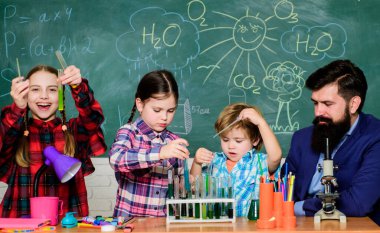 Hobilerinizi, yeteneklerinizi ve becerilerinizi paylaşın. Okul kulübü eğitimi. Öğretmen ve öğrencilerin test tüpleri sınıfta. Kimya temalı kulüp. Grup etkileşimi ve iletişim. İlgi alanları ve konu kulübü