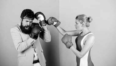 Birkaç romantik ilişki. Erkek ve kadın boks dövüşü. Boksörler eldivenlerle dövüşüyor. Çatışma konsepti. Aile hayatı. Karmaşık ilişkiler. Zorlu ilişkiler. Birbirlerine aşık çiftler.