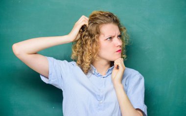 Öğretmenlik zor ve streslidir. Aptallıktan yoruldum. Yorgun eğitimci pes etti. Stresli bir iş. Stres atma yöntemleri. Stresli bir iş. Öğretmen tapılası bayan tahtadan yapılmış tahtadan rahatsız olmuş.