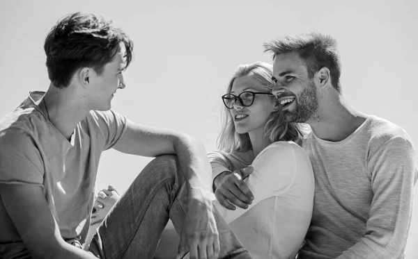 Ser sincero con la gente más cercana. Hombres y mujeres hablando de fondo del cielo. Pasar tiempo con amigos. Vacaciones de verano. Discutiendo ideas. Amigos relajándose en el techo. Amigos despreocupados. Verdadera amistad —  Fotos de Stock