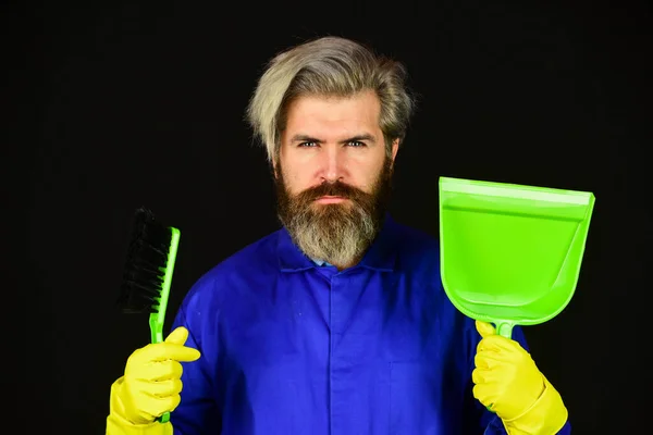 Εγώ το έκανα. Καθαρισμός αρσενικού επιστάτη με σκούφο. Ο άνθρωπος καθαρίζει το σπίτι με σκούπα. Ο επιστάτης σκουπίζει. Καθαρισμός άνοιξη. καθαριστές. ώριμο αρσενικό εργαζόμενος με σκούπα καθαρό — Φωτογραφία Αρχείου