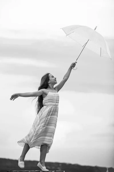 낮의 몽상가. 매일 우승하는 거지. 우산을 든 어린 소녀. 가을 날씨 예보. 비오는 날씨. 가을 기분. 근심없는 어린 시절. 가을 패션. 자유와 행복 — 스톡 사진