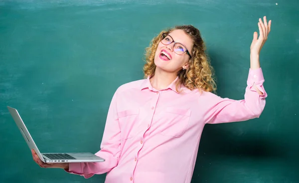 Meisje surfen op internet. Modern onderwijs. Online school. Software kwaliteitsborging loopbaan. Afstandsonderwijs. Schoolleraar notitieboekje. School voor digitale technologieën. Studie programmeertalen — Stockfoto