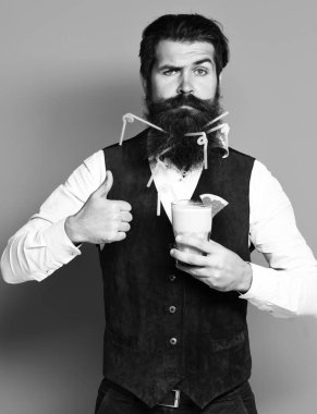 Mavi stüdyo geçmişinde yakışıklı, sakallı bir adam.