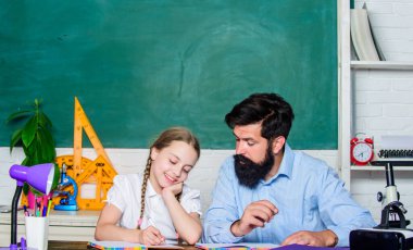 Yorgun çocuk motivasyonsuz çalışmayı öğreniyor. Katı bir pedagog. Pedagog yetenekleri. Hometask evraklarını hazırlıyorum. Özel ders. Babamla evde eğitim. Öğretmen ve liseli kız. Sakallı pedagog