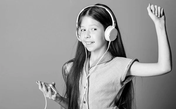 Tańczę. Dziewczynka słucha muzyki. Książka audio. Z powrotem do szkoły. nauka dzieci online. E uczenie się z ebookiem. nauczanie w domu. Mała dziewczynka w słuchawkach. samokształcenie. Odtwarzacz Mp3 — Zdjęcie stockowe