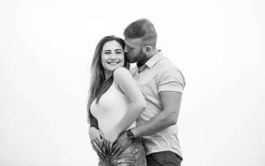 Şefkatle seviyorum. Aile değerleri. Erkek ve kadın kucaklaşır. Romantik ilişki. Aşk randevusu. Sevgililer Günü. Erkek arkadaşıyla birlikte dışarıda seksi bir kız. Birbirine aşık çiftler. Aile ilişkileri ve mutluluk