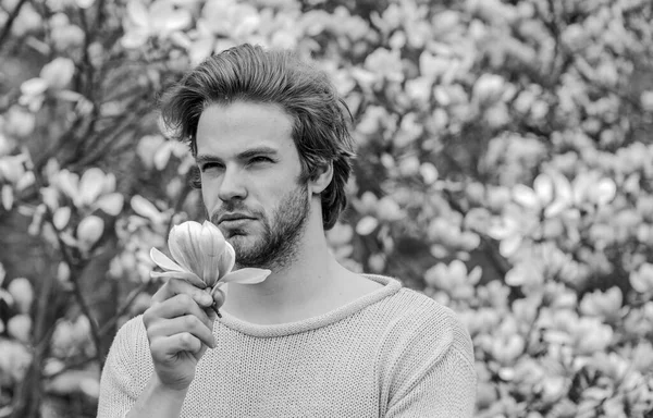 Hipster moderne profiter de la floraison. Concept printanier. Le gars se détendre dans le parc de fleurs. Jardin botanique. Homme fleurs fond. Fraicheur et éveil. Une inspiration printanière. Joie du printemps. Beauté printanière — Photo