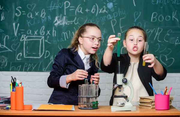Svårt val. Kemisk forskning. Biologivetenskap. Glada små flickor. Små flickor i skolans labb. Vetenskap är framtid. Vetenskapliga experiment i laboratorium. Små flickor forskare arbetar med mikroskop — Stockfoto