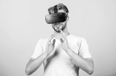 Programlama üzerinde çalışıyorum. Yeni teknolojileri test ediyoruz. Sanal gerçeklik gözlükleri. Modern iş ve eğitim. Adam kablosuz VR gözlük takıyor. İnsanlar modern teknolojiyi kullanır. Dijital gelecek ve yenilik
