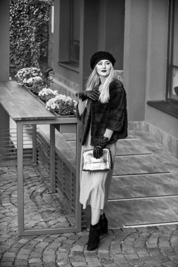 Harika olacak. Bereli şık bir Parisli kadın. Çok yönlü dokular. moda ve güzellik. Sokakta başarılı bir iş kadını. Sonbahar kadın kıyafeti. Avrupa kışı için giysi. Zarif kadın kürkü