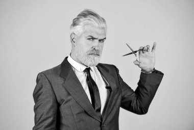 Kişisel kuaför. Sakallı adam jilet makası tut. Retro berber dükkanı. Alet edevatlı hippi. Saç kesimi tasarlıyorum. Taze saç stili. Berber dükkanı konsepti. Berber salonu. - Sarışın. Saçları ağarmış.