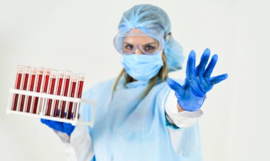 Deneysel tedavi konsepti. Laboratuvar testleri, solunum koronavirüsü hastalığı. Coronavirus aşısı. Polimeraz zincir reaksiyonunu test et. Doktor laboratuarda çalışıyor. Covid 19 salgını. Virüsün tespiti