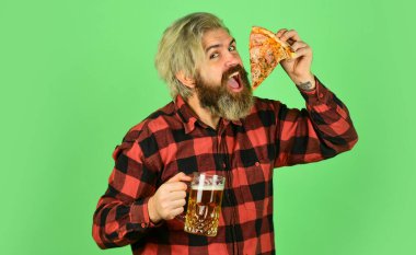 Bekarlar kulübü. Barda eğlenip içiyoruz. Güzel bar menüsü. Adam bira içip pizza yerken futbol seyrediyor. Pizza yemek ve içmek. Paket pizza. Buradaki en iyi parti.