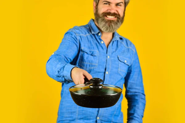 Segure frigideira. melhor qualidade. retrato cozinheiro barbudo com ferramentas de cozinha. homem barbudo segurar panela de cozinhar. cozinhar preparando comida na cozinha. marido na cozinha. Cozinhar conceito de comida. foco seletivo — Fotografia de Stock