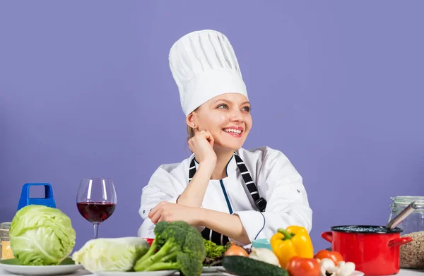 Bränn kolhydraterna. kvinna hemmafru i kock hatt förkläde. Färska och råa beredningar. Full av vitaminer. naturligt och ekologiskt. restaurang kök livsstil. Glad kock som lagar grönsaker. hälsosam mat och kost — Stockfoto