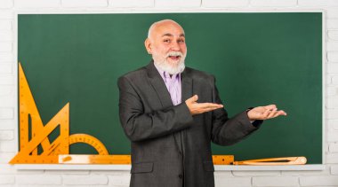 Ürün sunumu. Bilgileri buraya getir. Son sınıf öğretmeni matematik aletleri kullanır. Sakallı okutman tahtada geometriyi açıklıyor. Okula dönüyorum. Matematik aletleri. Sınıfta trigonometri dersi