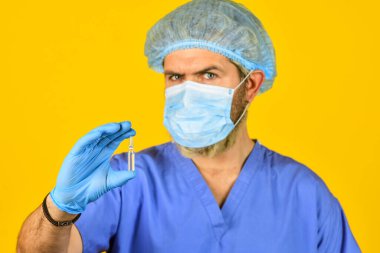 Bedava aşı al. Aşı ampulü eller, doktor. Bilimsel bir keşif. İlaç al. Eczane asistanı. Laboratuvar testi. Aşılanmış olmalı. İlaç firması işi, aşı üretimi.